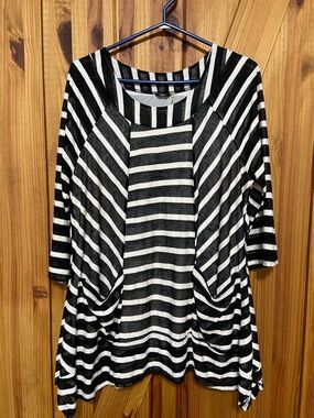 🦋3for$20 Kaktus Black and White Striped Tunic Top with front pockets